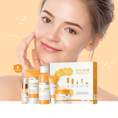 Mujer con piel luminosa usando el kit de Vitamina C